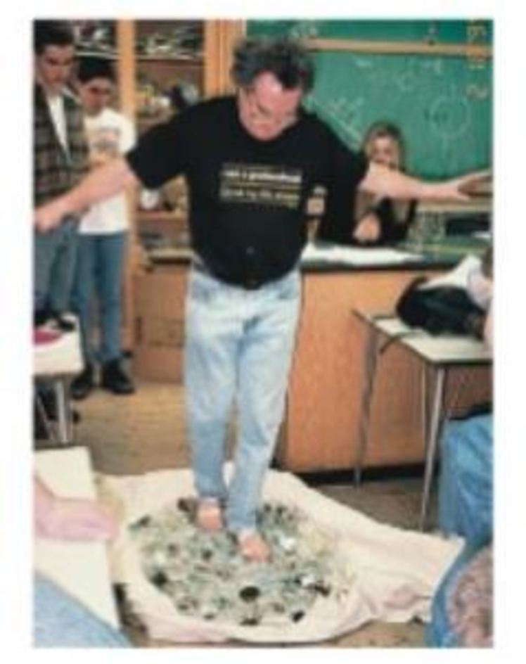 Chapter 5, Problem 115DQ, The photo shows physics teacher Marshall Ellen-stein walking barefoot on broken glass bottles in his 